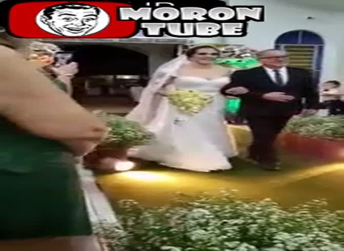 Video :A bride's father escorting her to the altar